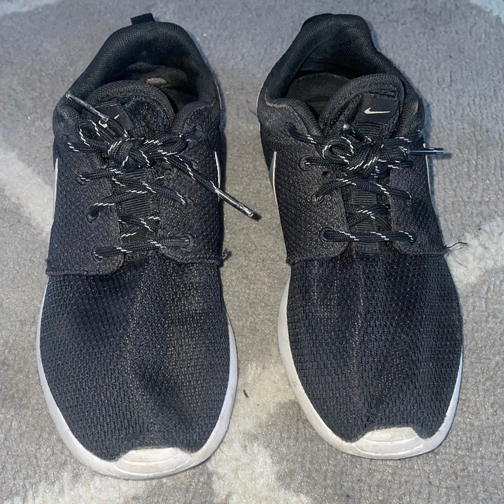 Nike Roshe Runs size 5.5